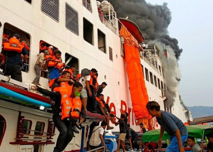 KMP Batumandi Terbakar di Perairan Merak, 420 Penumpang Berhasil Dievakuasi Selamat