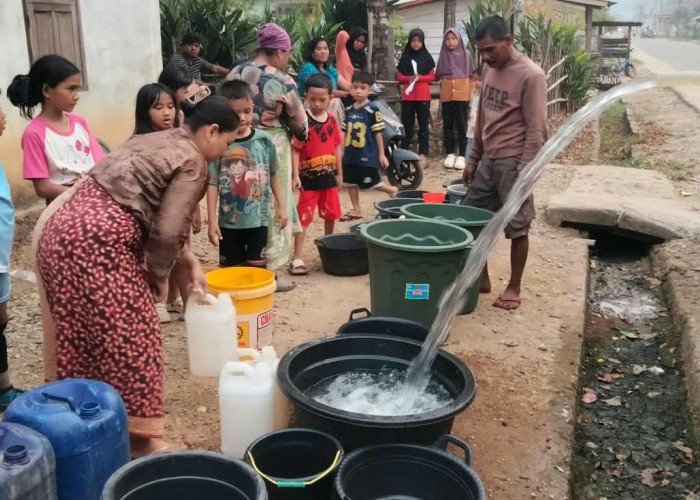 Bupati Merangin Salurkan Bantuan Air Bersih untuk Warga Terdampak Kekeringan di Tabir