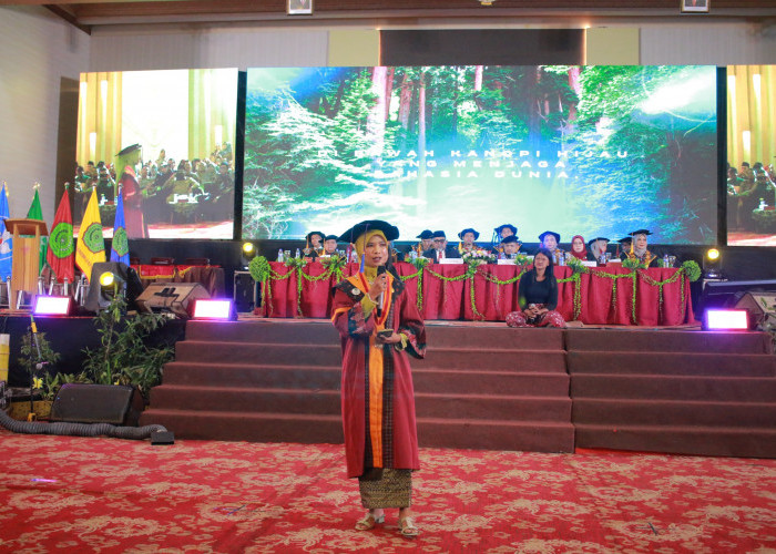 Perempuan Suku Anak Dalam Pertama yang Diwisuda Universitas Muhammadiyah Jambi