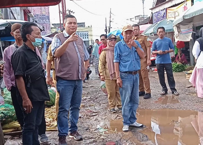 Anggota DPRD Kota Jambi Dapil III Kemas Faried Alfarelly Meninjau Jalan Rusak yang Dikeluhkan Masyarakat