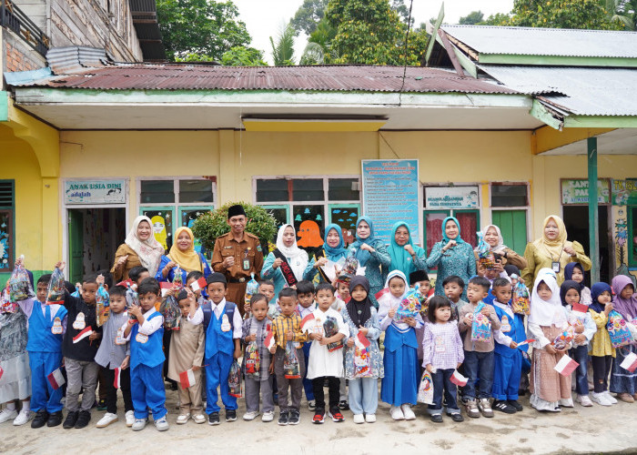 HARI PERTAMA MASUK SEKOLAH, ORANG TUA ANTUSIAS ANTAR ANAK KE SEKOLAH