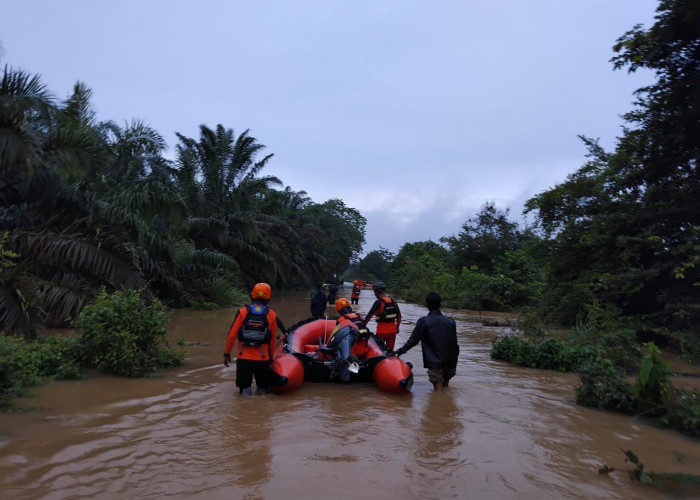Mandi di Lokasi Banjir Sungai Batanghari, 1 Pria Tenggelam 