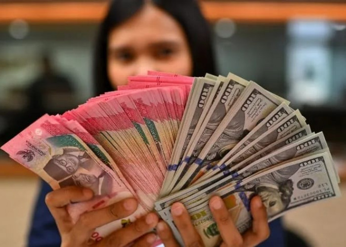 Rupiah melemah seiring sikap hati-hati terhadap arah kebijakan BI