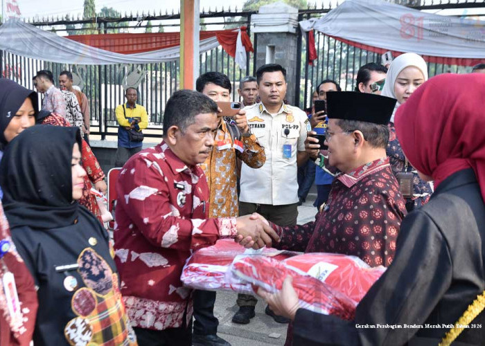 Pemkot Jambi Bagikan 4.000 Bendera Merah Putih Jelang HUT ke-81 RI