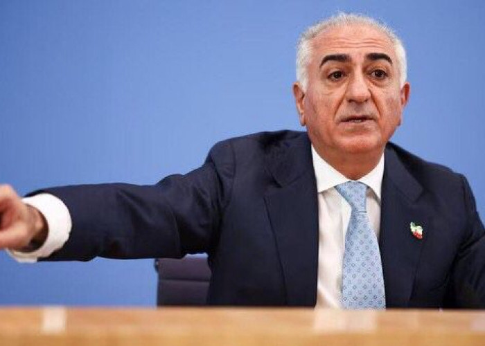 Eks Putra Mahkota Iran Reza Pahlavi Disiram Dengan Cairan Merah di Jerman