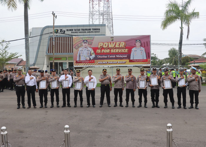 Respon Cepat Layanan 110, 9 Personel Polres Tanjab Barat Terima Penghargaan