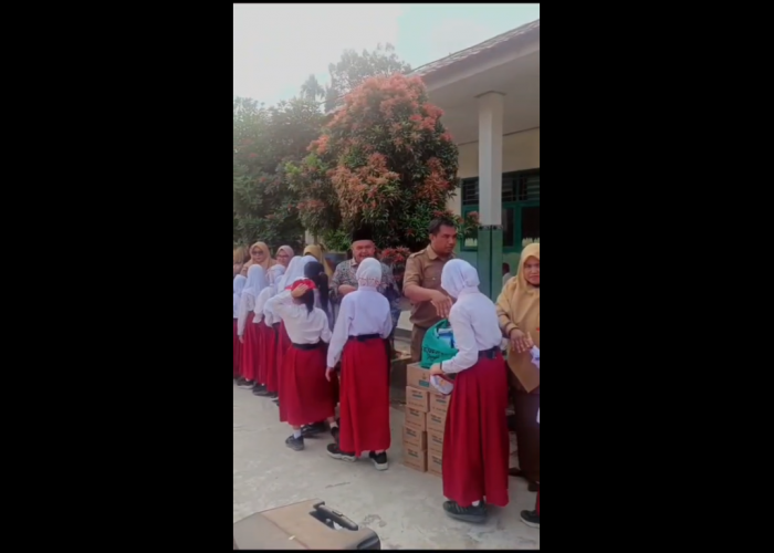Dewan Bagikan Masker dan Susu UHT kepada Pelajar di Dusun Terjun Jaya