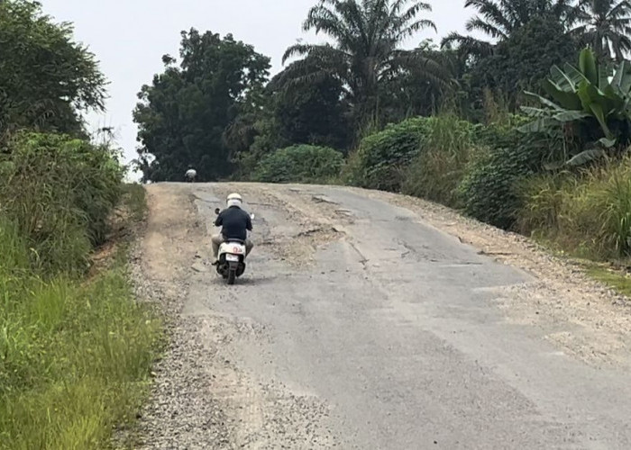 JALAN AKSES UTAMA RUSAK, WARGA HARAPKAN PERBAIKAN DARI PEMERINTAH