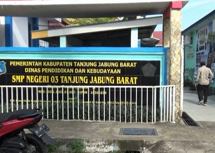 Antusias Orang Tua Silih Berganti Daftar SPMB SMP Negeri 03 Tanjab Barat