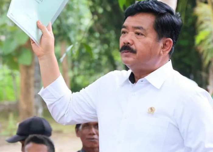 Menteri ATR/BPN Serahkan 205 Sertifikat Tanah Hasil Program Konsolidasi Tanah 
