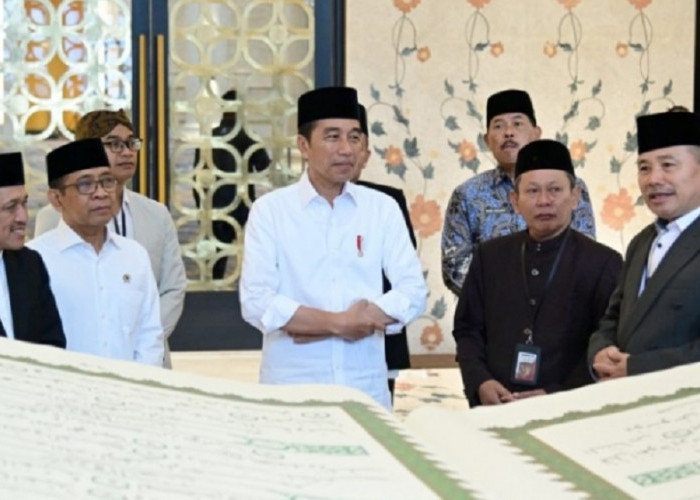 Ditulis Tangan, Presiden Jokowi Terima Langsung Mushaf Al-Qur'an