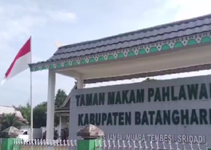 Harkitnas ke-116 Sekda Azan Tabur Bunga di taman Makam Pahlawan Batanghari 