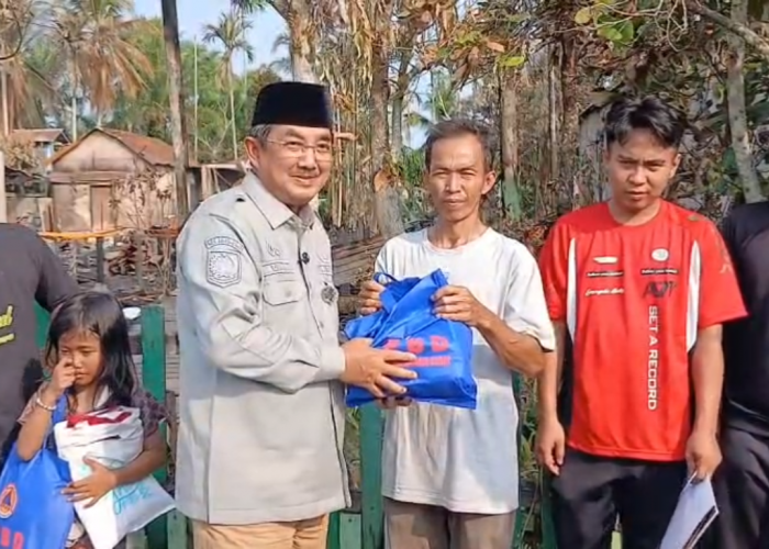 Serahkan Bantuan Kebakaran, Bupati Anwar Sadat Ingatkan Warga Waspada Listrik