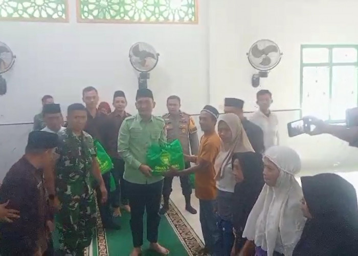 100 Paket Sembako Diserahkan Bupati Hurmin Bersama Dandim 0420/Sarko