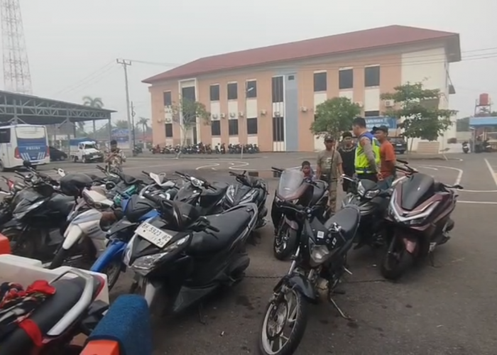 Terjaring Razia, Pengendara di Tanjab Barat Lepas Knalpot Brong di Depan Petugas