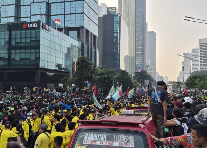 Demo Mahasiswa di Sudirman Memanas, Massa Desak Barikade Polisi hingga Lalu Lintas Lumpuh