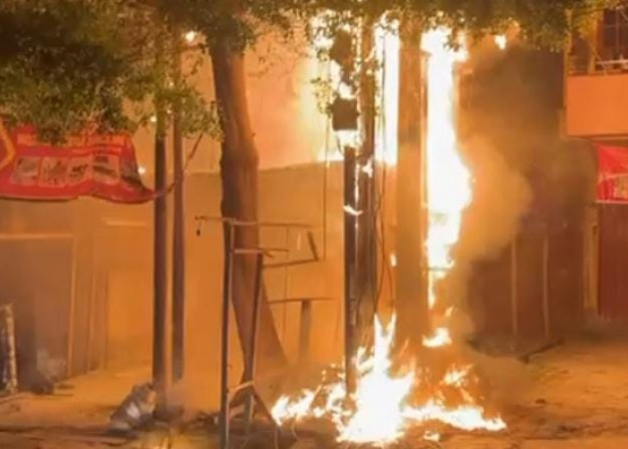 Kebakaran Gardu Listrik di Jelutung, Damkartan Sigap Padamkan Api