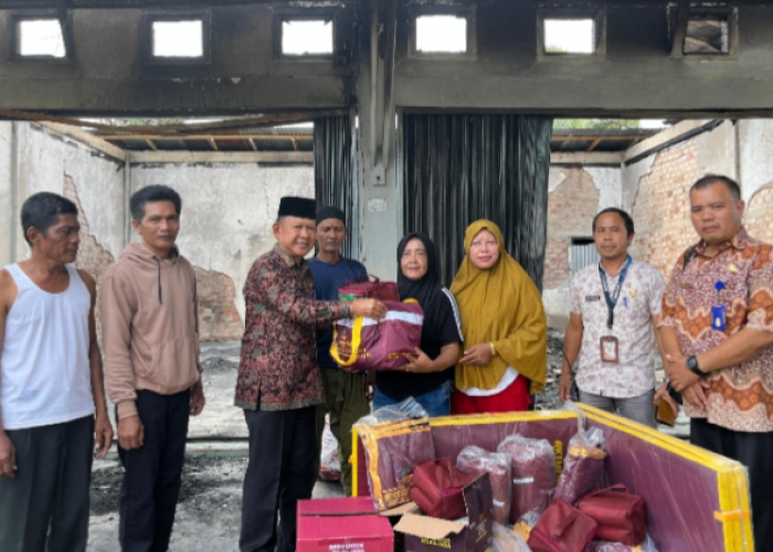 Wabup Merangin Tinjau Bengkel yang Terbakar di Sungai Piul, Salurkan Bantuan kepada Korban 