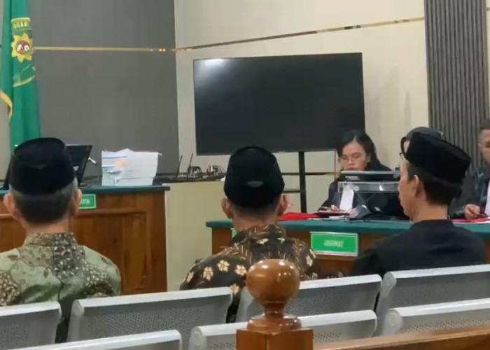 Tiga Terdakwa Korupsi Dana Subsidi Tirta Pengabuan Jalani Sidang Perdana