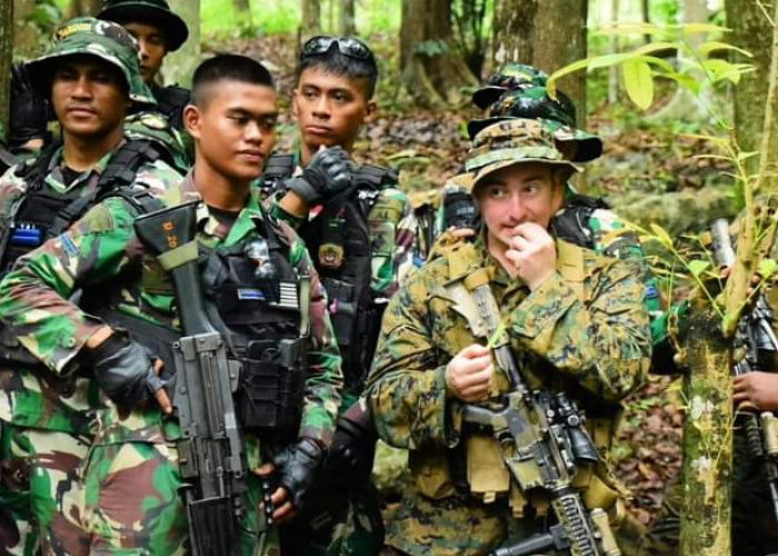 Prajurit Korps Marinir TNI AL dan Marinir Amerika Serikat Berlatih Jungle Survival