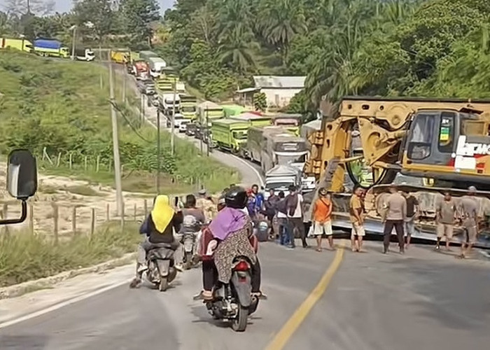 Truk Trailer Melintang, Tanjakan Merlung Macet Sejak Senin Sore
