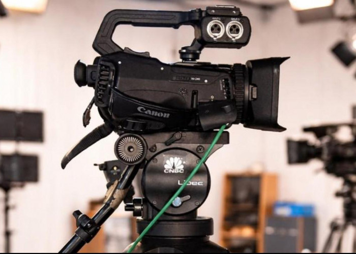 Televisi di Tengah Media Sosial ?