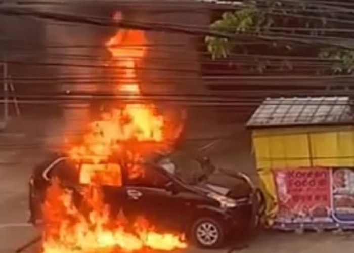 Minibus Diduga Pengangkut BBM Hangus Terbakar Di Jambi