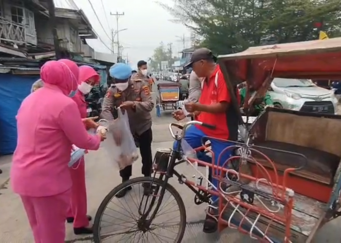 Polres Tanjab Barat Bagikan Masker dan Nasi Bungkus di Tengah Kabut Asap