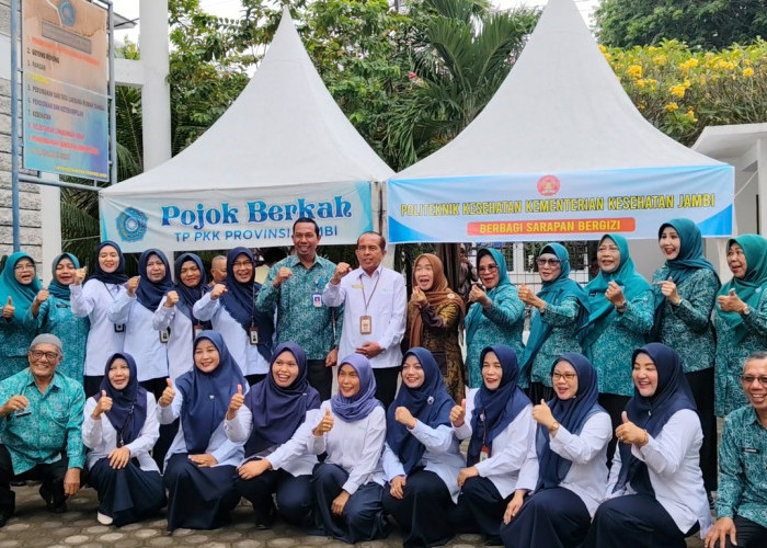 TP PKK dan Poltekkes Kemenkes Jambi Bagikan Sarapan Bergizi hingga Edukasi Kesehatan Gigi dan Mulut bagi Warga