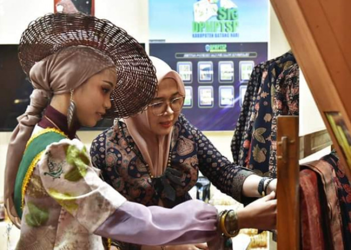 Fashion Show Apkasi Expo 2024, Tampilkan Busana Kabupaten Batanghari 