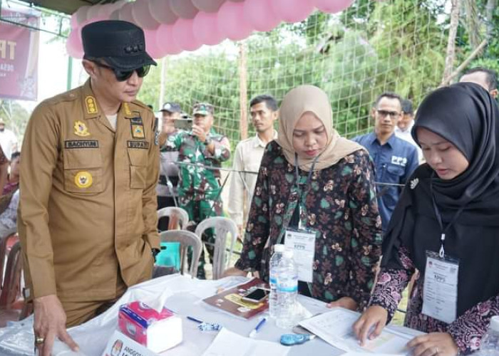 PJ Bupati Muaro Jambi Bachyuni Turun Langsung Ke TPS di Muaro Jambi 