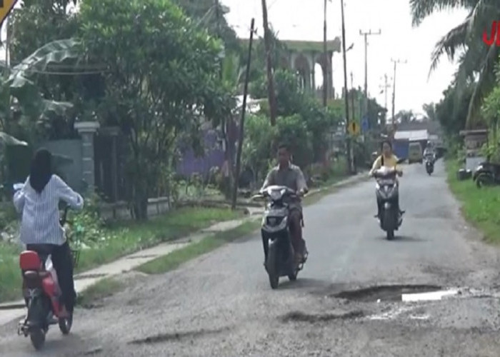 Warga Keluhkan Jalan Berlubang di Kota Kuala Tungkal