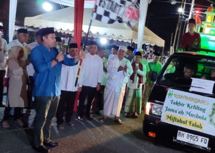 Buka Pawai Takbir dengan Pukul Bedug, Bupati M. Syukur Ajak Pemuda Lestarikan Tradisi dan Berinovasi