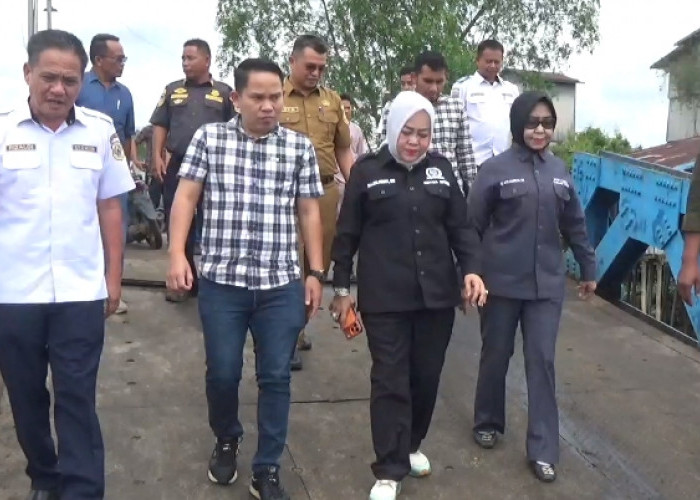 Ditabrak Tongkang Batu Bara, DPRD dan Dinas PUPR Tinjau Kerusakan Jembatan Muara Sabak