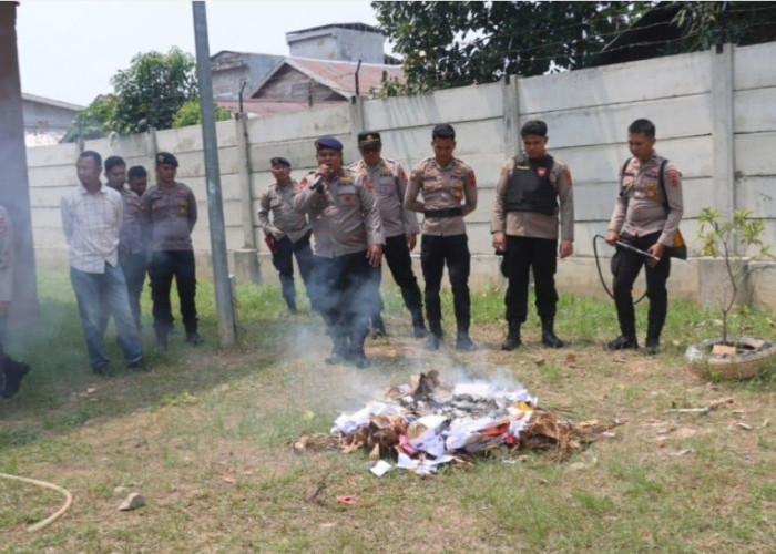 Perkuat Penanggulangan Karhutla, Brimob Sosialisasikan Pemadam Api Berbasis Air di Tanjab Barat