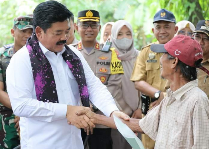 Sertifikat Tanah Diserahkan Secara Door to Door oleh Menteri ATR/BPN Hadi Tjahjanto