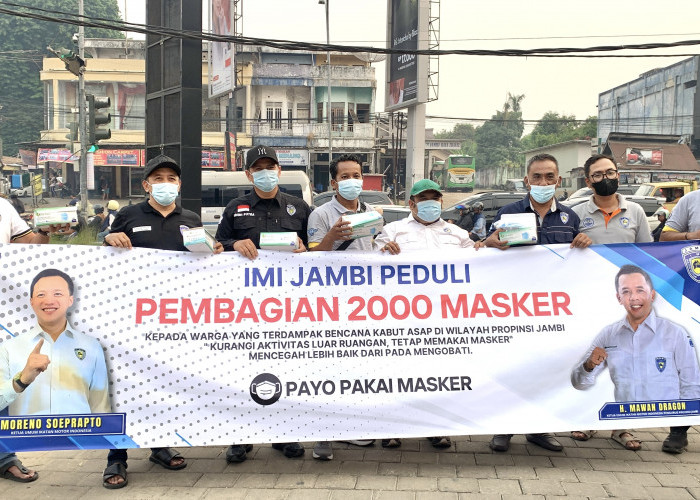 Asap Masih Menyelimuti Kota Jambi, IMI Jambi Bagikan 2.000 Masker kepada Warga