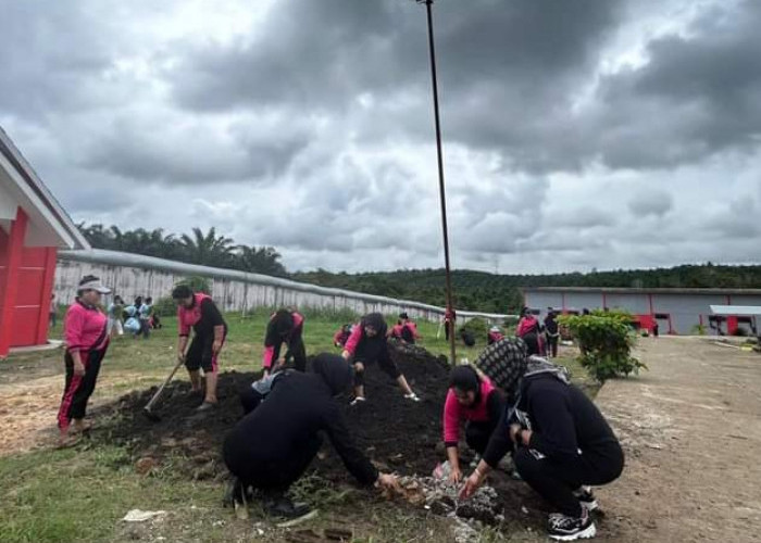 Jaga Lingkungan Tetap Bersih, Warga Binaan Gotong Royong di Sekitar Lapas Perempuan Kelas IIB Jambi