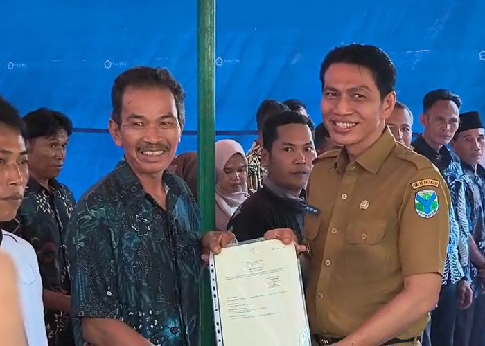 Bupati Batang Hari Serahkan 500 Sertifikat Tanah kepada Warga Dusun Tanjung Mandiri, Desa Bungku