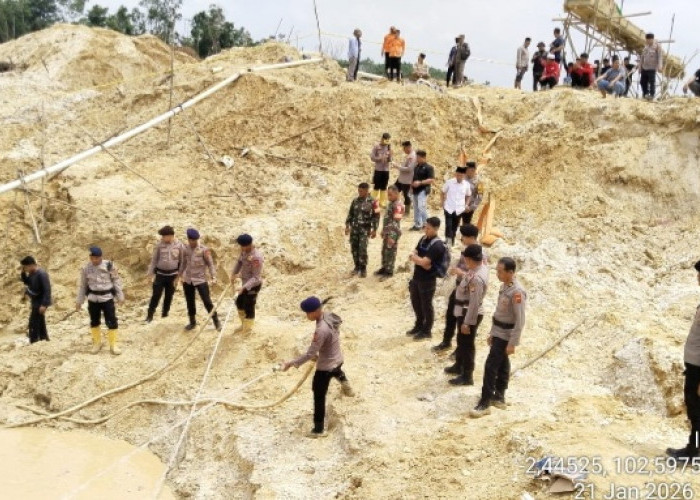 Polri Gerak Cepat Evakuasi Kecelakaan Kerja Masyarakat Tertimbun Longsor