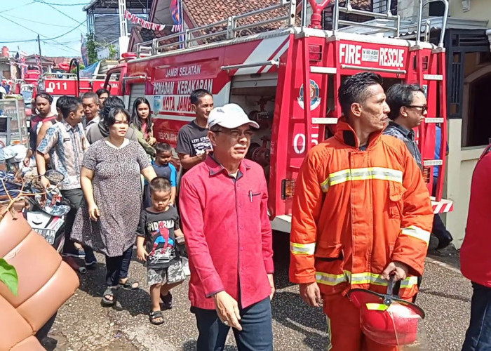 Baru Tiba di Jambi, Waka DPRD Kota Jambi M A Fauzi Turun Langsung Cek Lokasi Kebakaran di Kelurahan Legok