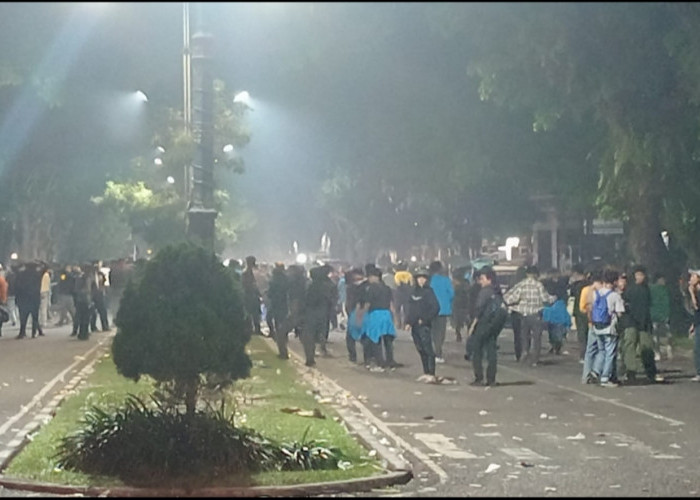 Ricuh! Demo di DPRD Jambi Berujung Bentrok, Mobil Terbakar dan Sejumlah Orang Terluka