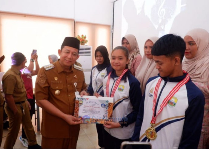 Bupati Muaro Jambi Beri Penghargaan kepada Siswa Berprestasi O2SN Tingkat Provinsi Jambi