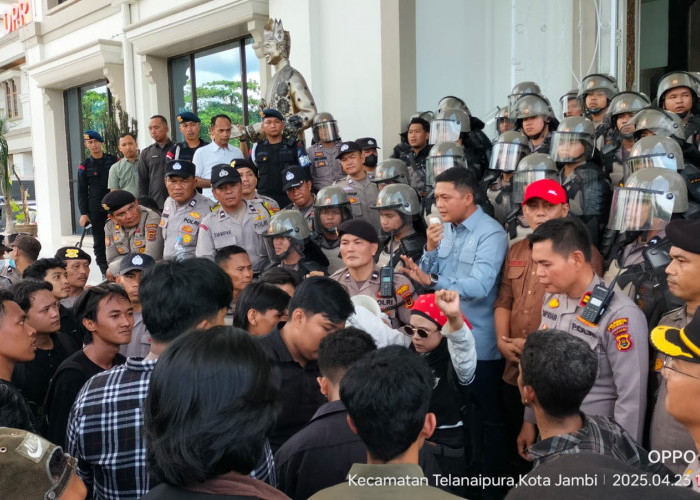 Aksi Unjuk Rasa, Ketua DPRD M.Hafiz Temui Mahasiswa
