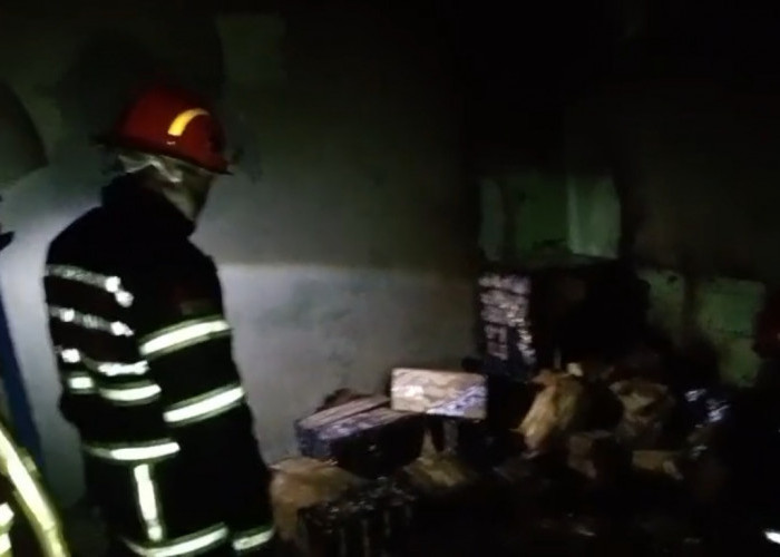 Polisi Selidiki Temuan Ratusan Slop Rokok di Rumah yang Terbakar di Kota Jambi