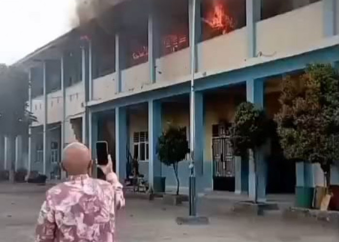 Libur Awal Ramadan Berubah Mencekam, Smpn 2 Sungai Penuh Dilalap Api
