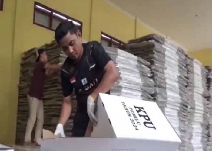 Kotak Suara yang Diterima dari KPU Provinsi Mulai di Rakit 