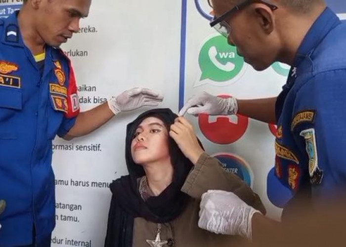 DAMKARTAN Kota Jambi Evakuasi Pelepasan Piercing Alis dan Hidung Seorang Warga
