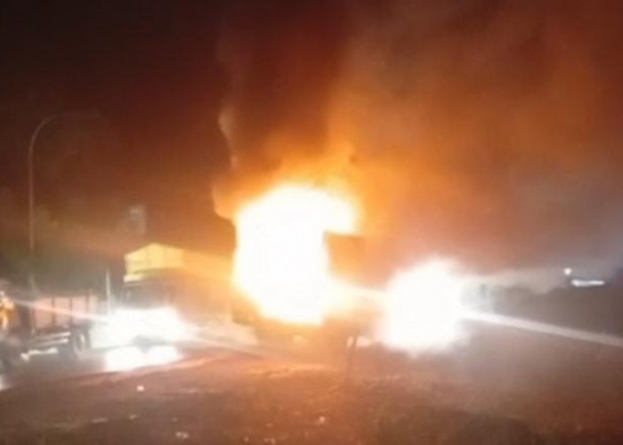 Mobil Ekspedisi Terbakar di Lingkar Selatan Jambi, DAMKARTAN Kerahkan 30 Personel