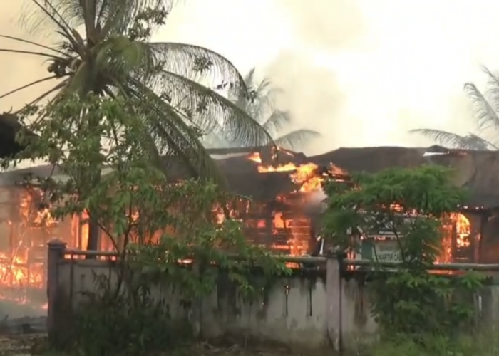 Kebakaran Hanguskan Empat Rumah, Eks SDLB dan Kantor Pramuka di Kuala Tungkal